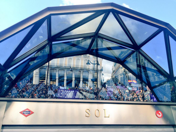 Reflejo de los manifestantes en la Puerta del Sol el 31 de enero (Foto. D. B.)